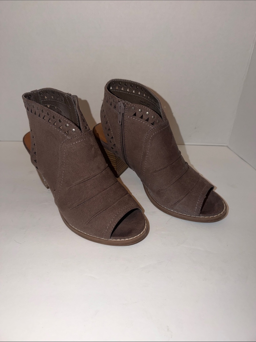 Sonoma Women's Taupe Suede-like Peep-Toe Ankle Booties with Stud Trim-Sz 5.5